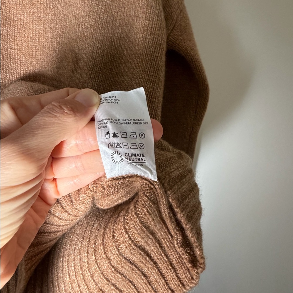 REFORMATION BECKIE 100% CASHMERE COLLARD POLO V NECK SWEATER SIZE M IN CAMEL - Picture 11 of 12